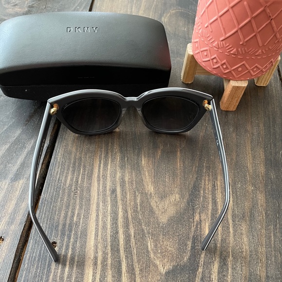 DKNY Sunglasses with Hard Case - Picture 4 of 6